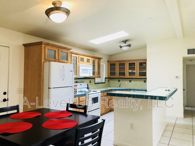 1980 N Tyndall Ave - 1B property image