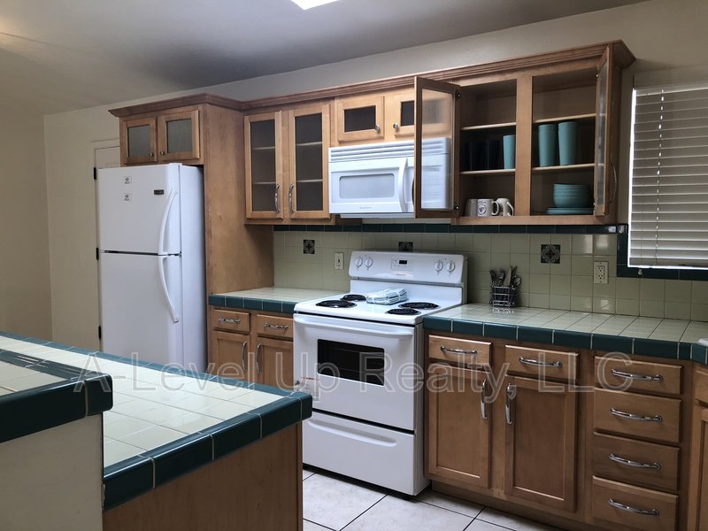 1980 N Tyndall Ave - 1B property image