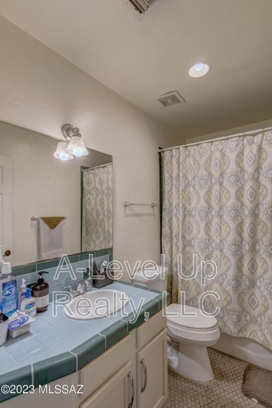 1980 N Tyndall Ave - 1B property image