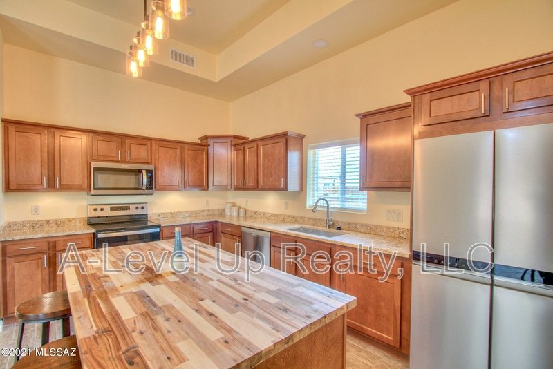 310 West 27th Street property image