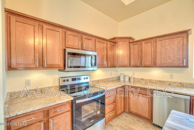 310 West 27th Street property image