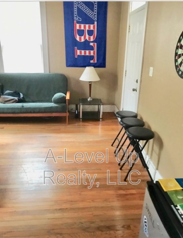 723 E 6th street property image