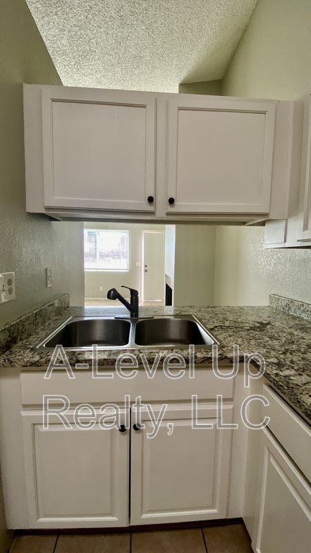 403 East Thoroughbred Street property image