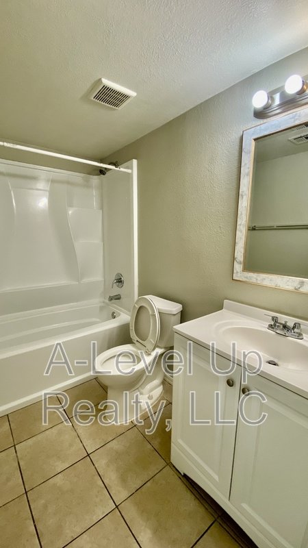 403 East Thoroughbred Street property image