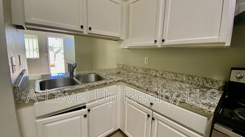 403 East Thoroughbred Street property image