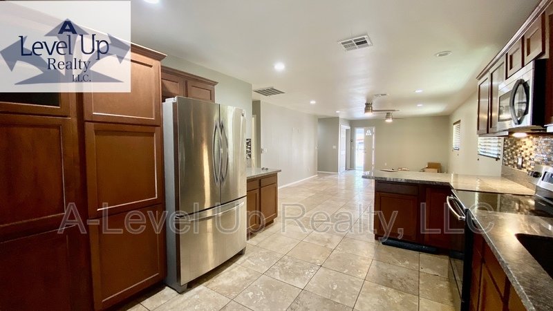 231 West 28th Street property image